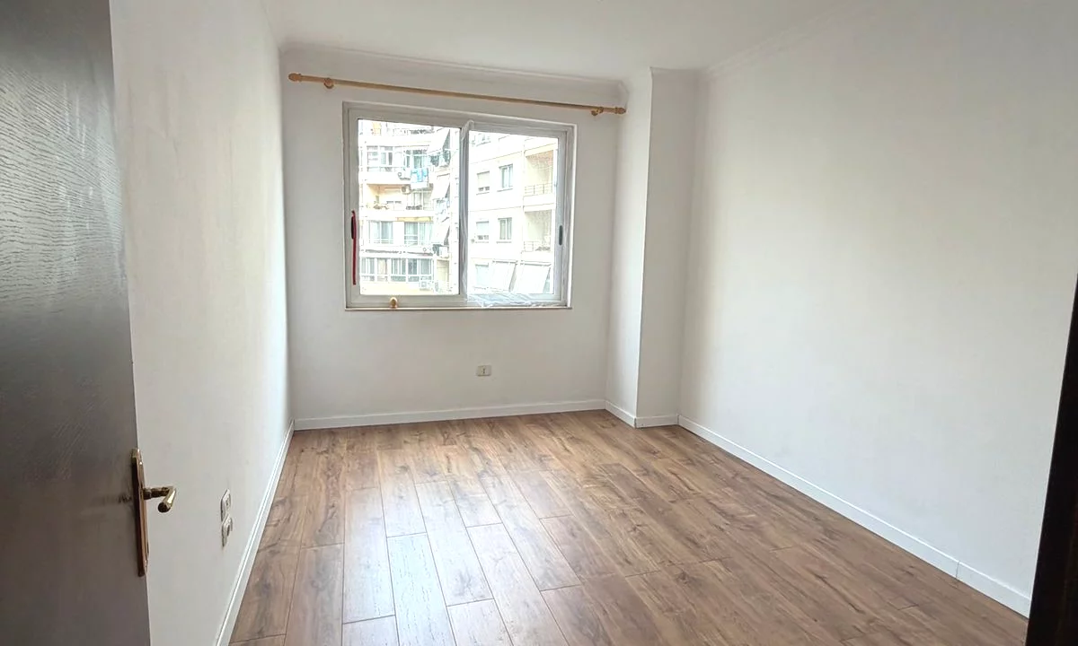 Shtepi ne shitje Apartament ne Tirane, 2+1, Mobilimi Bosh, pa mobiluar, Pagesa 145,300  Euro.