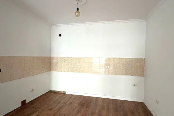 Shtepi ne shitje Apartament ne Tirane, 2+1, Mobilimi Bosh, pa mobiluar, Pagesa 145,300  Euro.