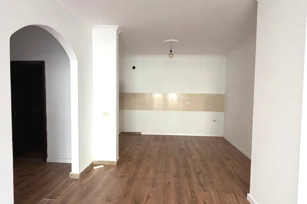 Shtepi ne shitje Apartament ne Tirane, 2+1, Mobilimi Bosh, pa mobiluar, Pagesa 145,300  Euro.