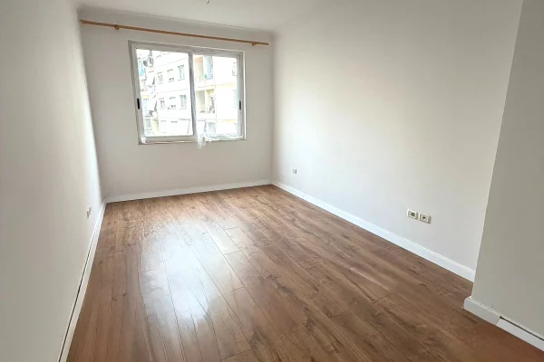 Shtepi ne shitje Apartament ne Tirane, 2+1, Mobilimi Bosh, pa mobiluar, Pagesa 145,300  Euro.
