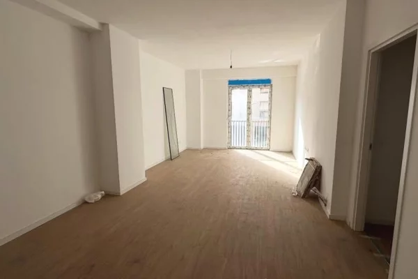 Shtepi ne shitje Apartament ne Tirane, 2+1, Mobilimi Bosh, pa mobiluar, Pagesa 205,800  Euro.