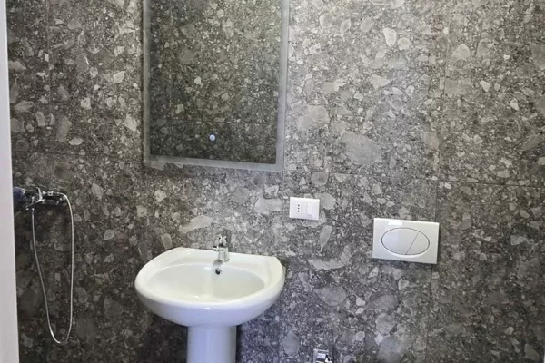 Ambient biznesi me qera 3+1 ne Tirane - 70,000 Leke