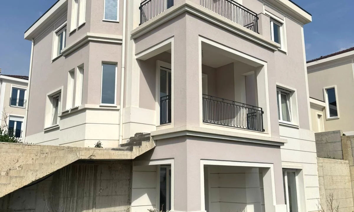 Luxury villas for sale in Tirana 5+1, Emty