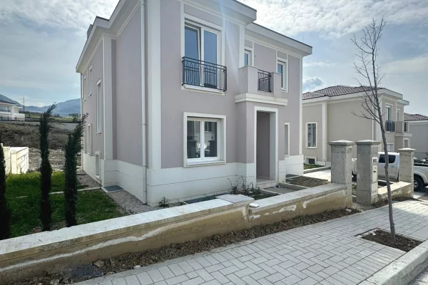 Luxury villas for sale in Tirana 5+1, Emty