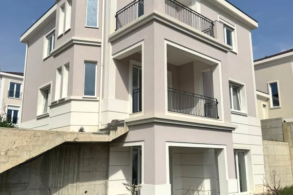 🏡 Vilë Luksoze 3-Katëshe për Shitje – Collina Verde, pranë TEG ✨