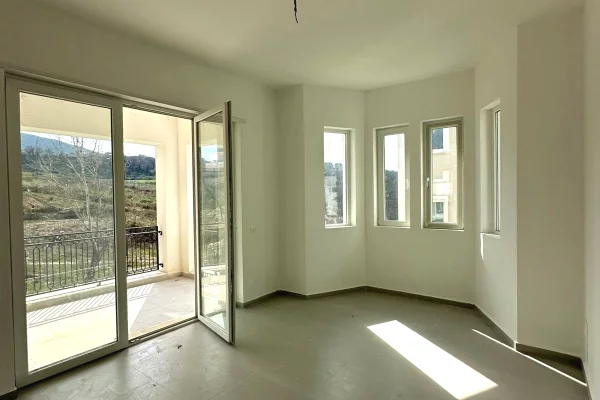 Luxury villas for sale in Tirana 5+1, Emty