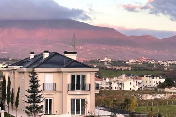 🏡 Vilë Luksoze për Shitje me 2 Pishina – Mjull-Bathore ✨