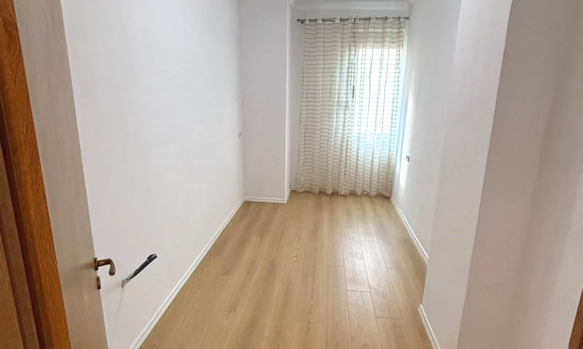 Shtepi ne shitje Apartament ne Tirane, 2+1, Mobilimi Bosh, pa mobiluar, Pagesa 13,500,000  Leke.