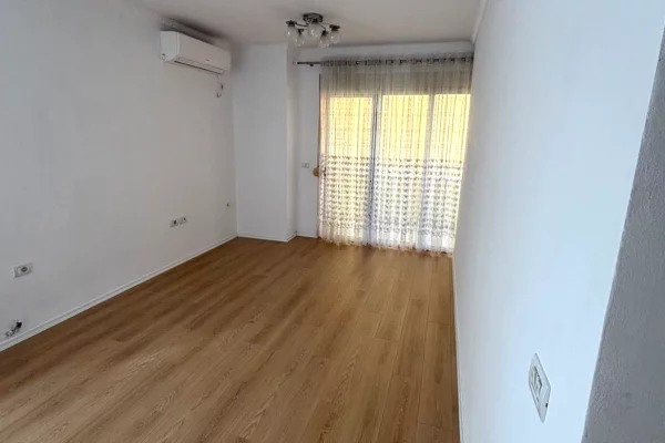 Shtepi ne shitje Apartament ne Tirane, 2+1, Mobilimi Bosh, pa mobiluar, Pagesa 13,500,000  Leke.