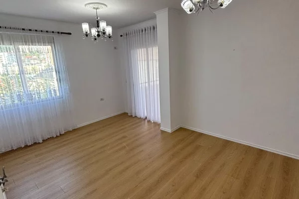 Shtepi ne shitje Apartament ne Tirane, 2+1, Mobilimi Bosh, pa mobiluar, Pagesa 13,500,000  Leke.