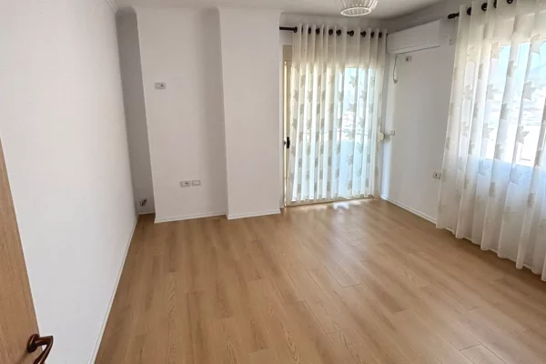 Shtepi ne shitje Apartament ne Tirane, 2+1, Mobilimi Bosh, pa mobiluar, Pagesa 13,500,000  Leke.