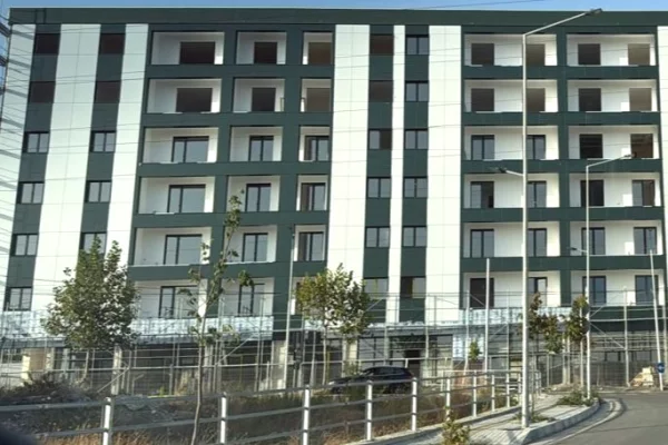 Shtepi ne shitje Apartament ne Tirane, 2+1, Mobilimi Bosh, pa mobiluar, Pagesa 142,500  Euro.
