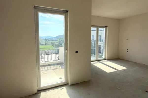 Shtepi ne shitje Vila Luksoze ne Tirane, 4+1, Mobilimi Bosh, pa mobiluar, Pagesa 1,270,000  Euro.