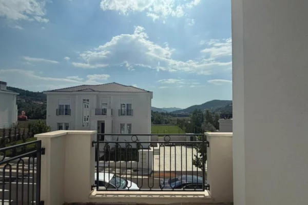 Shtepi ne shitje Vila Luksoze ne Tirane, 4+1, Mobilimi Bosh, pa mobiluar, Pagesa 1,270,000  Euro.