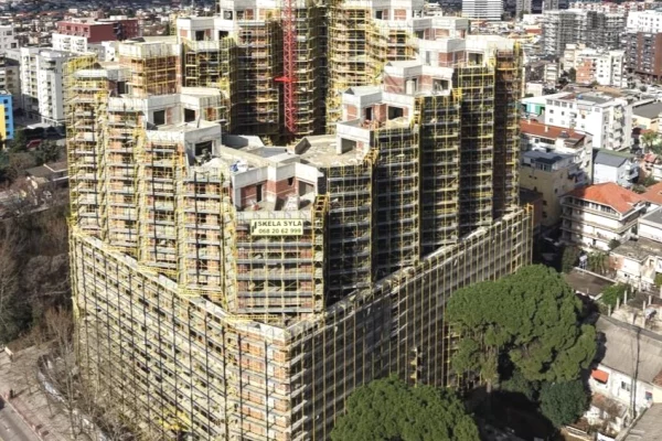 Shtepi ne shitje Apartament ne Tirane, 2+1, Mobilimi Bosh, pa mobiluar, Pagesa 204,000  Euro.