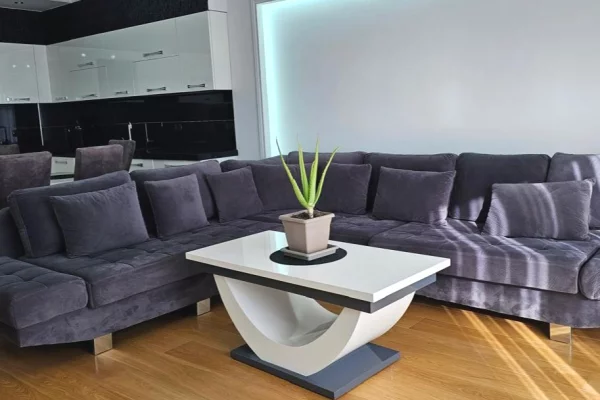 Shtepi me qera Apartament ne Tirane, 2+1, Mobilimi E mobiluar, Pagesa 90,000  Leke.