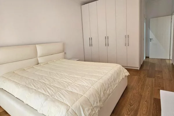 Shtepi me qera Apartament ne Tirane, 2+1, Mobilimi E mobiluar, Pagesa 90,000  Leke.