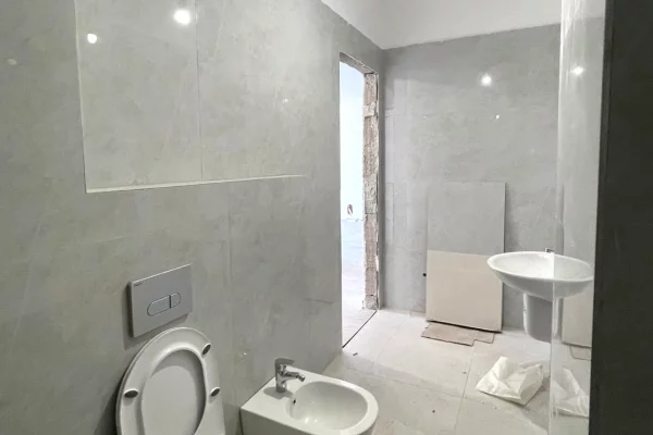 Shtepi ne shitje Apartament ne Tirane, 2+1, Mobilimi Bosh, pa mobiluar, Pagesa 178,000  Euro.