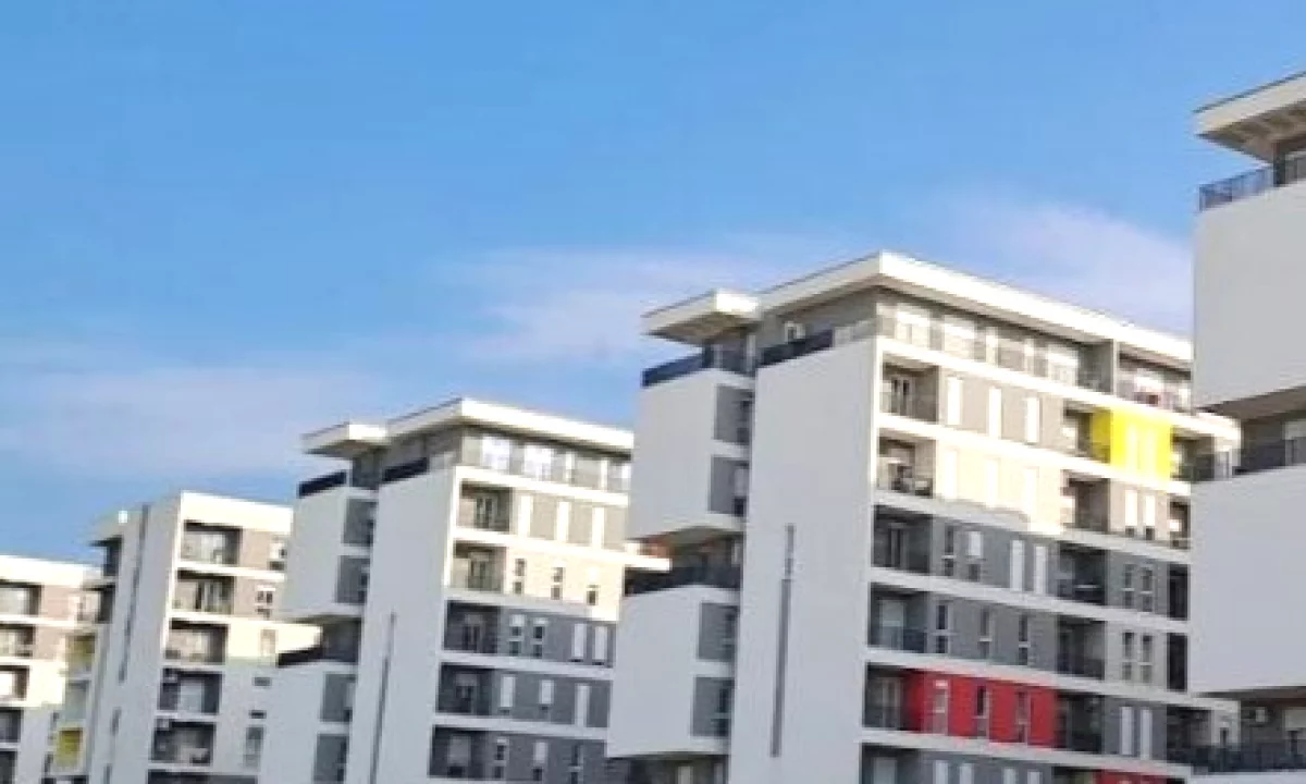 Shtepi ne shitje Apartament ne Tirane, 2+1, Mobilimi Bosh, pa mobiluar, Pagesa 95,000  Euro.