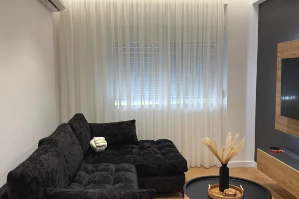 Shtepi ne shitje Apartament ne Tirane, 1+1, Mobilimi E mobiluar, Pagesa 175,000  Euro.