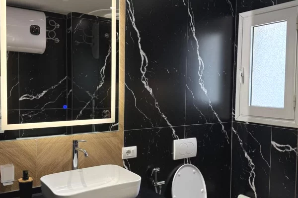 Shtepi ne shitje Apartament ne Tirane, 1+1, Mobilimi E mobiluar, Pagesa 175,000  Euro.