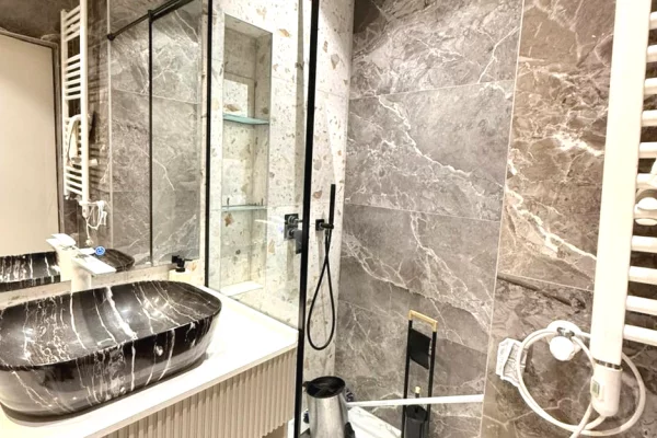 Shtepi me qera Apartament ne Tirane, 2+1, Mobilimi E mobiluar, Pagesa 1,350  Euro.