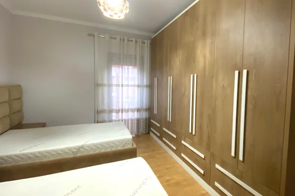 Shtepi me qera Apartament ne Tirane, 3+1, Mobilimi E mobiluar, Pagesa 85,000  Leke.