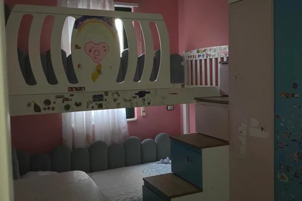 Shtepi me qera Apartament ne Tirane, 3+1, Mobilimi E mobiluar, Pagesa 85,000  Leke.