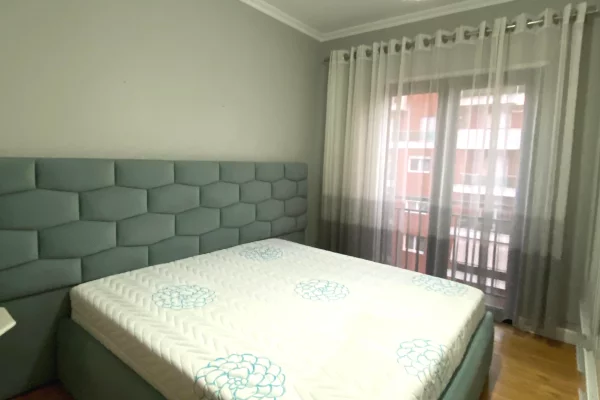 Shtepi me qera Apartament ne Tirane, 3+1, Mobilimi E mobiluar, Pagesa 85,000  Leke.