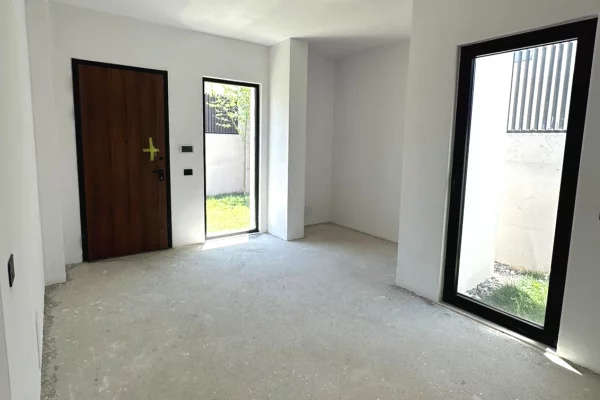 Shtepi ne shitje Vila Luksoze ne Tirane, 3+1, Mobilimi Bosh, pa mobiluar, Pagesa 750,000  Euro.