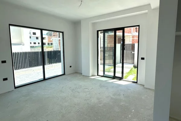 Shtepi ne shitje Vila Luksoze ne Tirane, 3+1, Mobilimi Bosh, pa mobiluar, Pagesa 750,000  Euro.