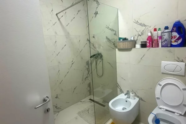 Shtepi ne shitje Apartament ne Tirane, 2+1, Mobilimi E mobiluar, Pagesa 220,000  Euro.