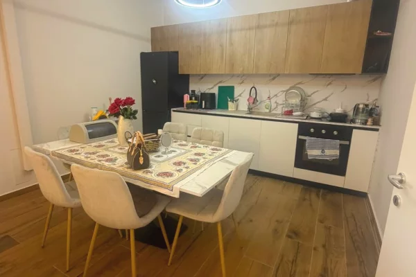 Shtepi ne shitje Apartament ne Tirane, 2+1, Mobilimi E mobiluar, Pagesa 220,000  Euro.