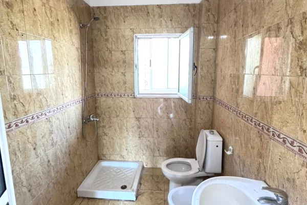Shtepi ne shitje Apartament ne Tirane, 1+1, Mobilimi E mobiluar, Pagesa 115,000  Euro.