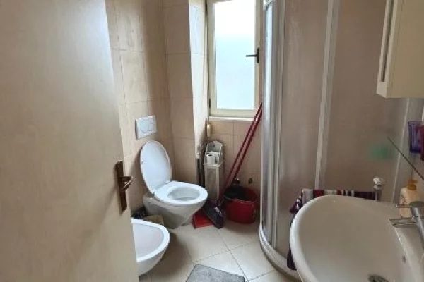 Shtepi ne shitje Apartament ne Durres, 2+1, Mobilimi E mobiluar, Pagesa 200,000  Euro.
