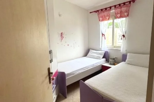 Shtepi ne shitje Apartament ne Durres, 2+1, Mobilimi E mobiluar, Pagesa 200,000  Euro.