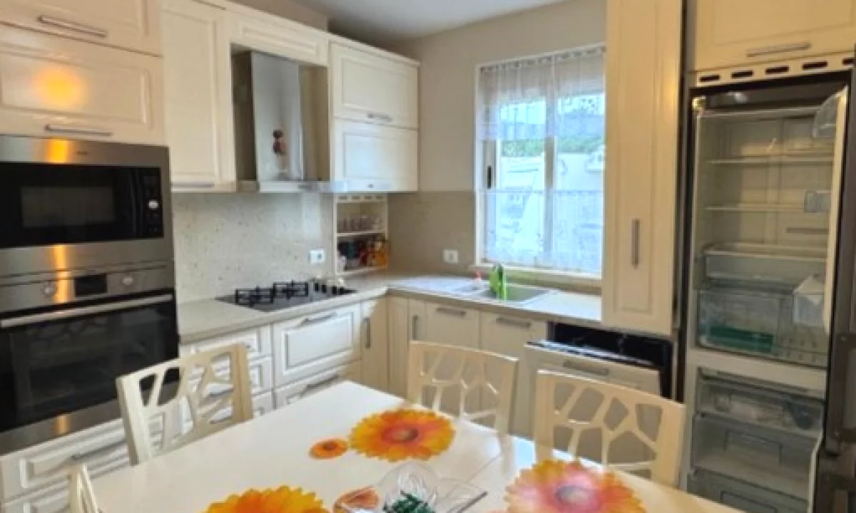 Shtepi ne shitje Apartament ne Durres, 2+1, Mobilimi E mobiluar, Pagesa 200,000  Euro.