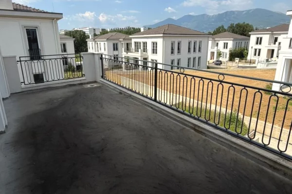 Shtepi ne shitje Vila Luksoze ne Tirane, 4+1, Mobilimi Bosh, pa mobiluar, Pagesa 1,250,000  Euro.