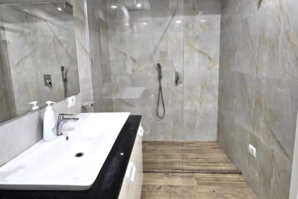 Shtepi me qera Apartament ne Tirane, 2+1, Mobilimi E mobiluar, Pagesa 70,000  Leke.