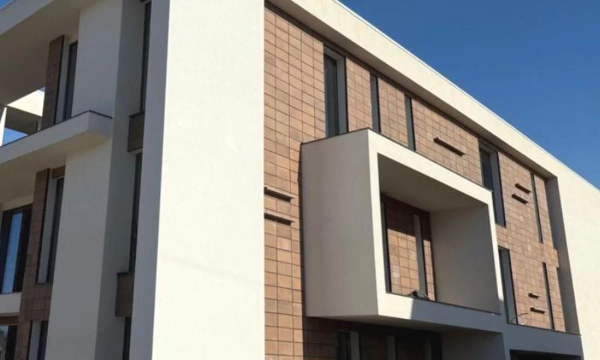 Shtepi ne shitje Apartament ne Tirane, 1+1, Mobilimi Bosh, pa mobiluar, Pagesa 225,000  Euro.
