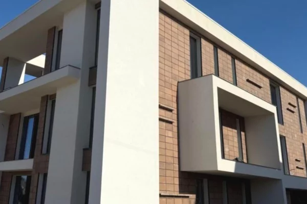 Shtepi ne shitje Apartament ne Tirane, 1+1, Mobilimi Bosh, pa mobiluar, Pagesa 225,000  Euro.