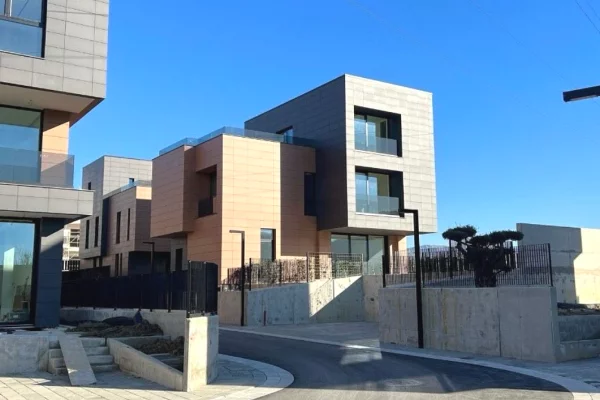 Shtepi ne shitje Vila Luksoze ne Tirane, 4+1, Mobilimi Bosh, pa mobiluar, Pagesa 780,000  Euro.