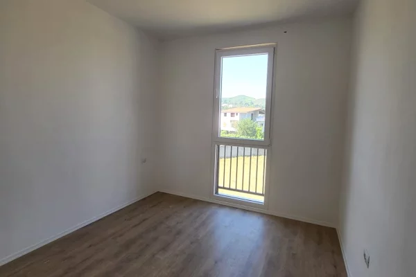 Shtepi ne shitje Apartament ne Tirane, 2+1, Mobilimi Bosh, pa mobiluar, Pagesa 158,400  Euro.