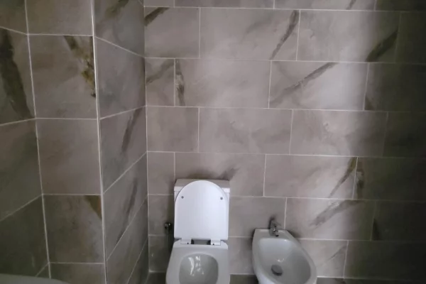 Shtepi ne shitje Apartament ne Tirane, 2+1, Mobilimi Bosh, pa mobiluar, Pagesa 158,400  Euro.