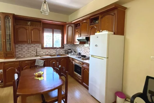Shtepi me qera Apartament ne Tirane, 3+1, Mobilimi E mobiluar, Pagesa 50,000  Leke.