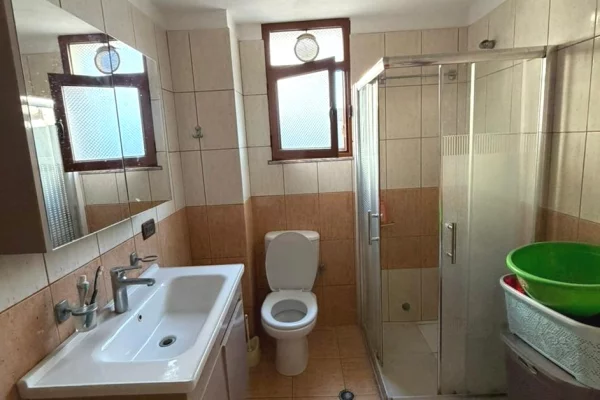 Shtepi me qera Apartament ne Tirane, 3+1, Mobilimi E mobiluar, Pagesa 50,000  Leke.