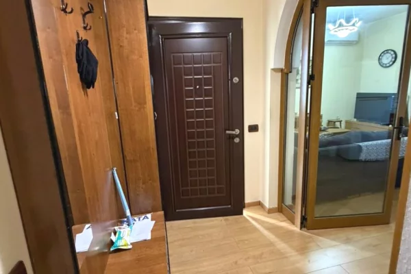 Shtepi me qera Apartament ne Tirane, 3+1, Mobilimi E mobiluar, Pagesa 50,000  Leke.