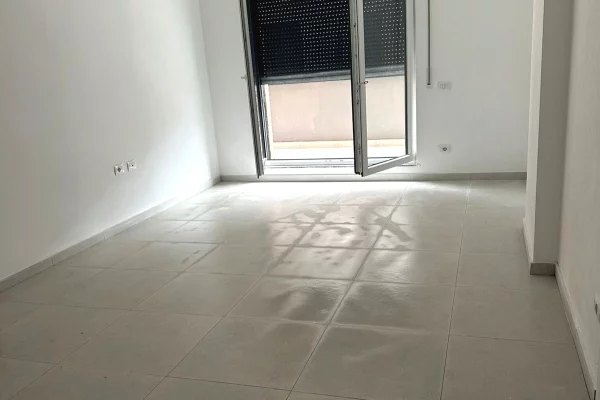 Ambient biznesi me qera 3+1 ne Tirane - 50,000 Leke