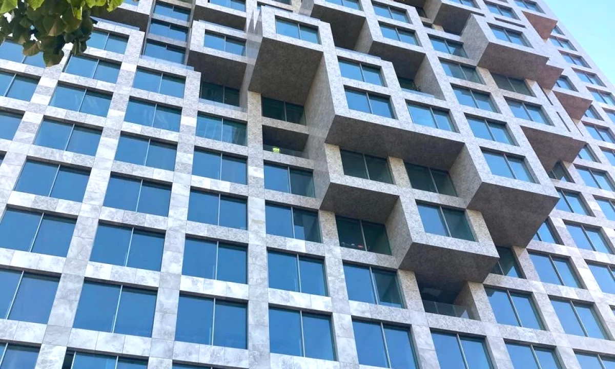 Shtepi ne shitje Apartament ne Tirane, 3+1, Mobilimi Bosh, pa mobiluar, Pagesa 881,500  Euro.
