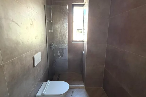 Shtepi ne shitje Apartament ne Tirane, 2+1, Mobilimi E mobiluar, Pagesa 311,400  Euro.